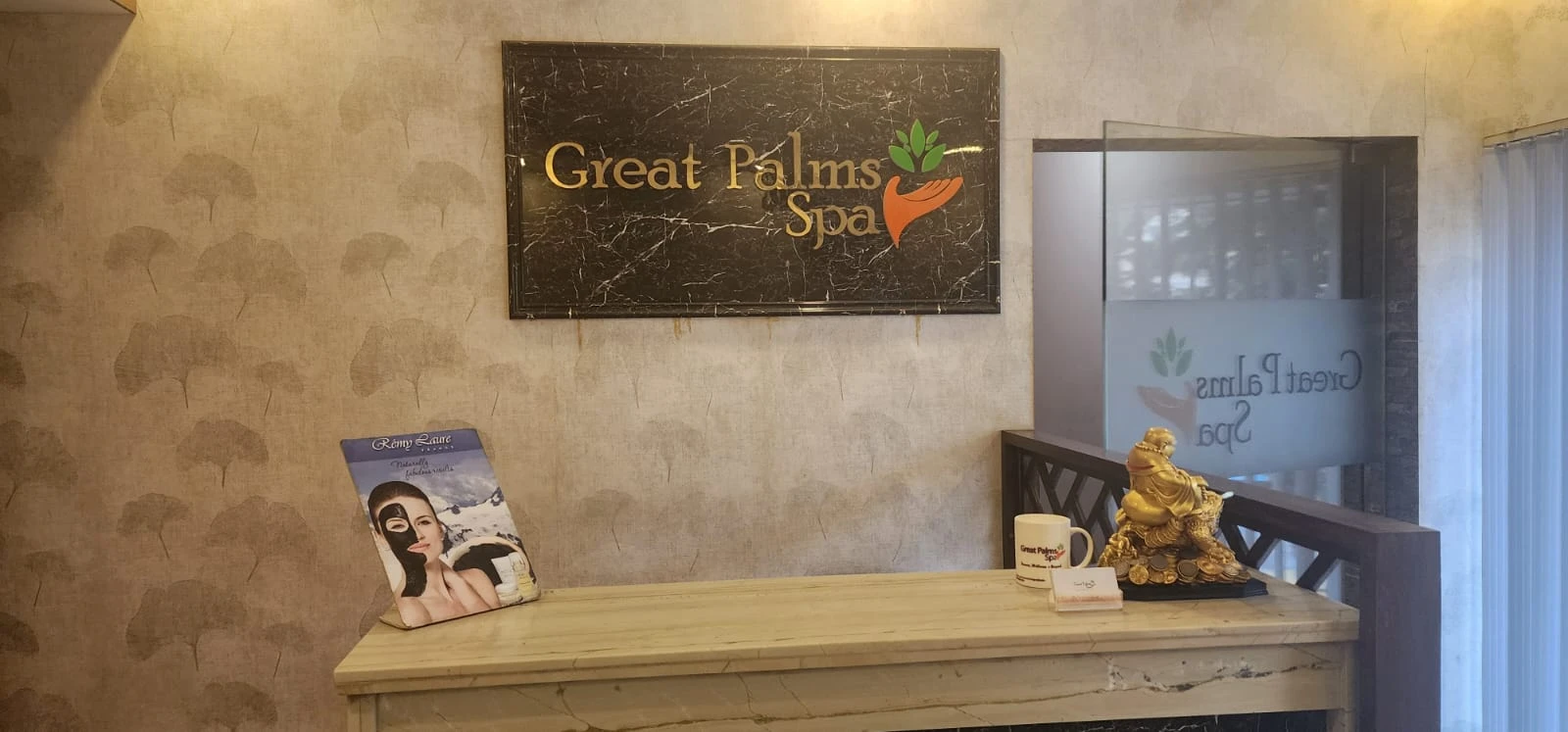 Relaxing lounge area at Great Palms Spa in Anna Nagar, Chennai